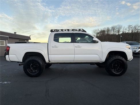 Used 2018 Toyota Tacoma SR image 4