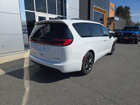 Used 2025 Chrysler Pacifica Limited w/ Trailer Tow Group image 6