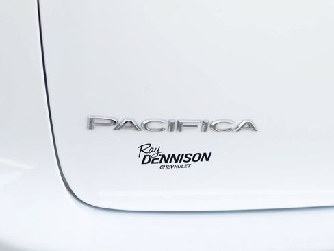Used 2023 Chrysler Pacifica Touring-L FWD image 33