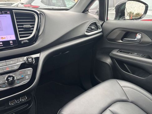 Used 2025 Chrysler Pacifica Select image 38
