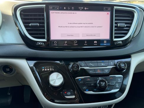 Used 2024 Chrysler Pacifica Touring-L FWD image 29
