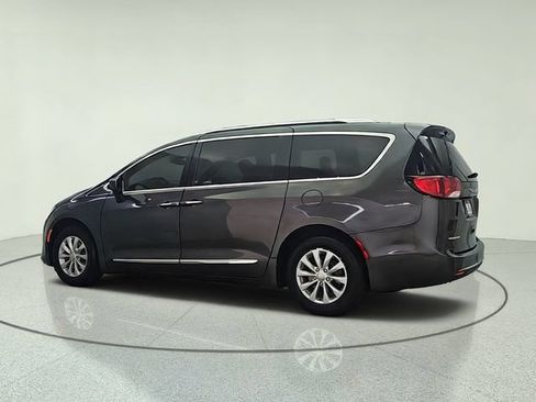 Used 2019 Chrysler Pacifica Touring-L FWD image 4