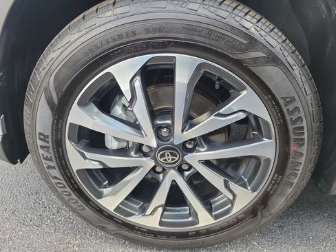 Used 2025 Toyota Corolla Cross XLE w/ Convenience Package image 30