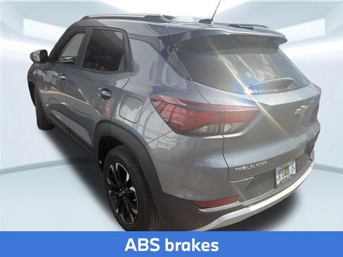 Used 2021 Chevrolet TrailBlazer LT w/ Convenience Package FWD image 2
