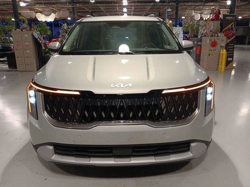 Used 2025 Kia Carnival EX FWD image 6