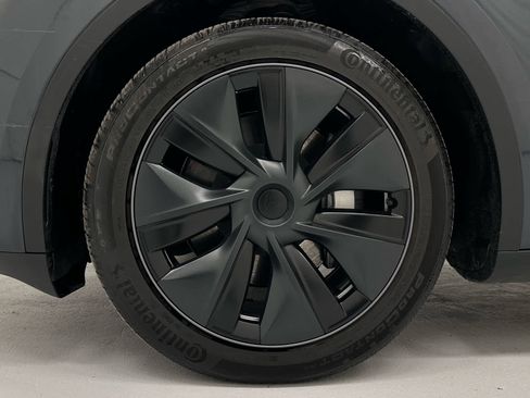 Used 2024 Tesla Model Y Long Range image 9