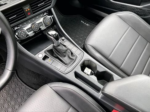Used 2023 Volkswagen Jetta SE image 16