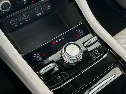 Used 2022 Jeep Grand Cherokee Overland w/ Luxury Tech Group IV AWD/4WD image 34
