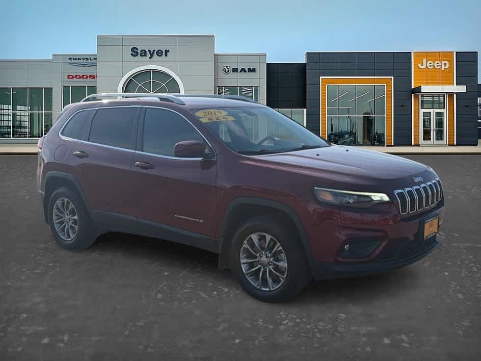 Used 2019 Jeep Cherokee Latitude Plus w/ Cold Weather Group AWD/4WD image 1