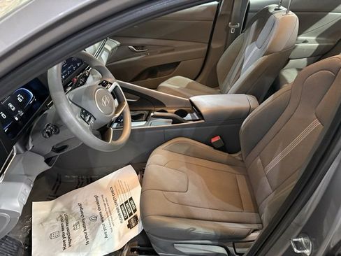 Used 2024 Hyundai Elantra SE image 21