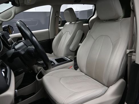 Used 2021 Chrysler Pacifica Touring-L image 21