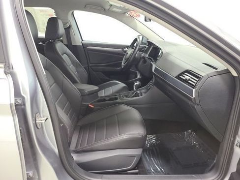 Used 2024 Volkswagen Jetta SE FWD image 8