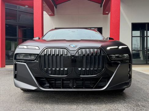 Used 2023 BMW 760i xDrive w/ Luxury Rear Seating Package AWD/4WD image 2