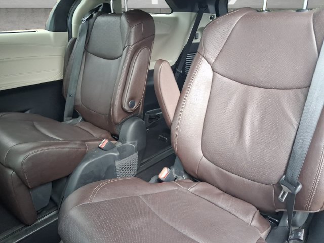 Used 2024 Toyota Sienna Platinum FWD image 28