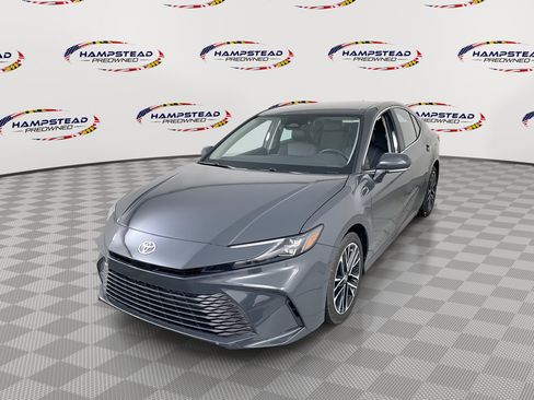 Used 2025 Toyota Camry XLE FWD image 1