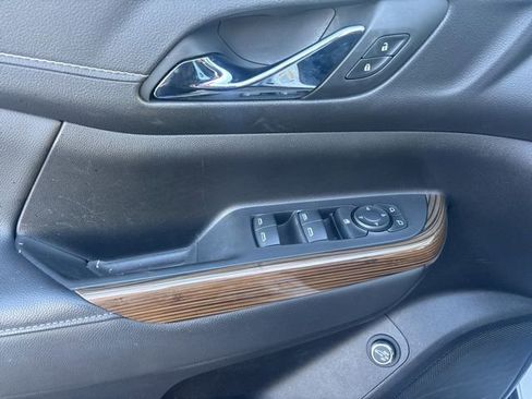 Used 2023 GMC Acadia SLE w/ Driver Convenience Package image 4