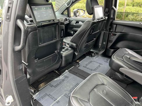 Used 2019 Chrysler Pacifica Limited w/ Advanced Safetytec Group FWD image 28