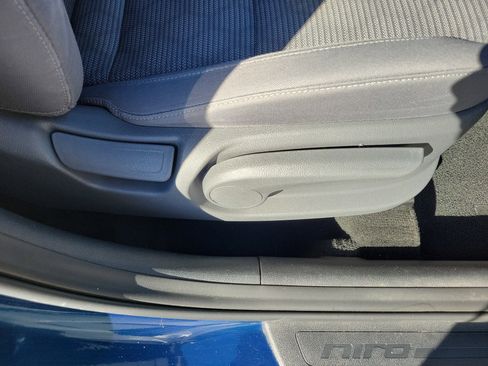 Certified 2021 Kia Niro LX image 9