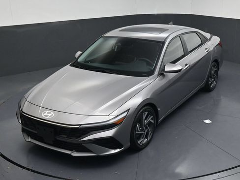 Used 2025 Hyundai Elantra SEL FWD image 15
