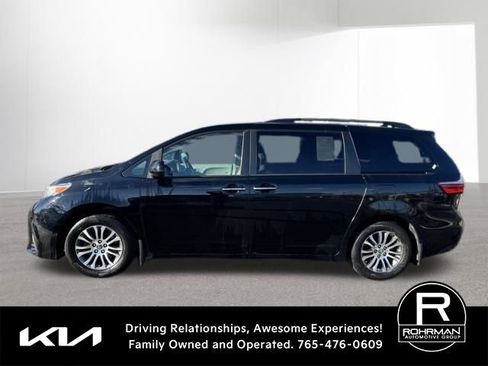 Used 2019 Toyota Sienna XLE image 6
