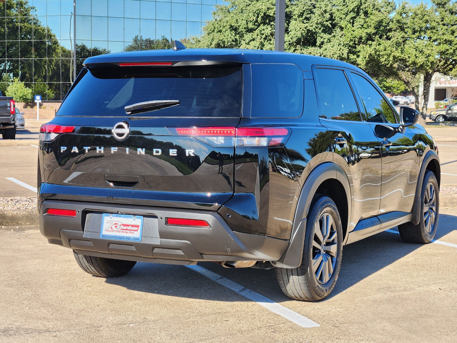 Used 2024 Nissan Pathfinder S FWD image 6