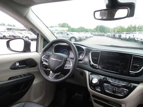 Used 2023 Chrysler Pacifica Touring-L AWD/4WD image 22
