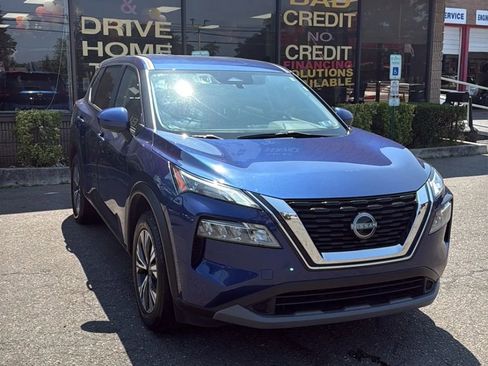 Used 2023 Nissan Rogue SV image 3