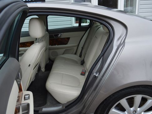 Used 2010 Jaguar XF Premium image 14