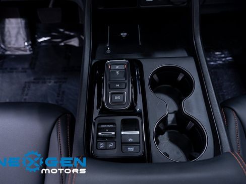 Used 2025 Honda Pilot TrailSport image 14