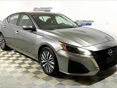 Used 2023 Nissan Altima 2.5 SV image 3