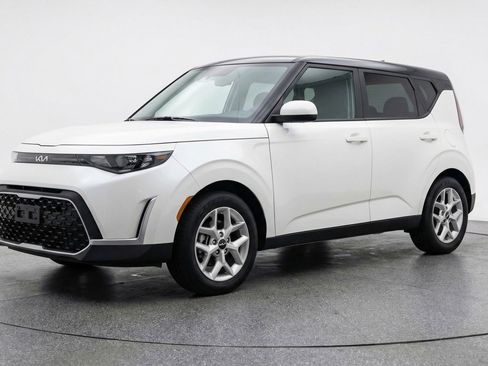 Used 2025 Kia Soul LX w/ LX Technology Package image 3