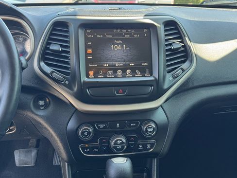 Used 2017 Jeep Cherokee Latitude w/ Comfort/Convenience Group FWD image 19
