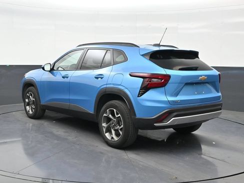 Used 2025 Chevrolet Trax LT FWD image 3