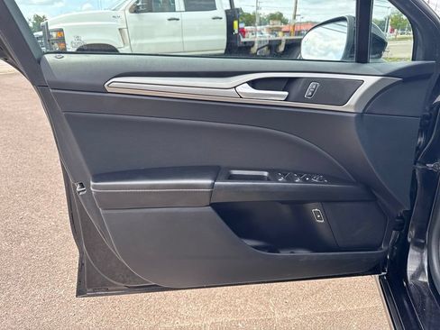 Used 2020 Ford Fusion SE FWD image 10