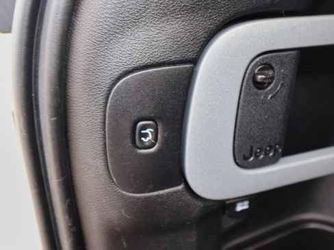 Used 2014 Jeep Cherokee Latitude w/ Comfort/Convenience Group image 10