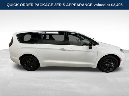 Used 2024 Chrysler Pacifica Limited FWD image 2