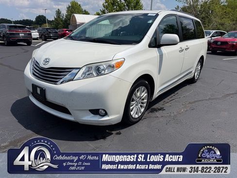 Used 2017 Toyota Sienna XLE Premium FWD image 1