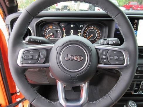 Used 2025 Jeep Wrangler Sahara image 21