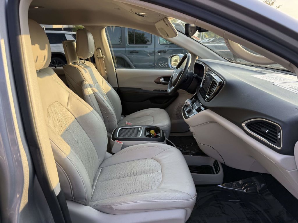 Used 2018 Chrysler Pacifica Touring-L Plus w/ Tire & Wheel Group FWD image 14