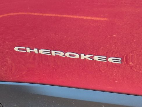 Used 2016 Jeep Cherokee Limited image 13