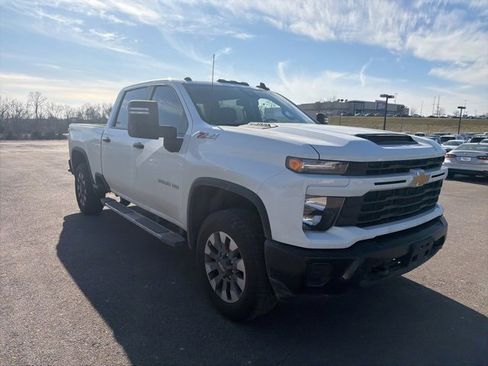 Used 2024 Chevrolet Silverado 2500 Custom w/ Custom Value Package image 7