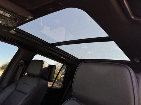 Used 2023 GMC Yukon Denali w/ Denali Reserve Package image 21