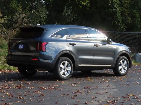 Used 2021 Kia Sorento LX image 3