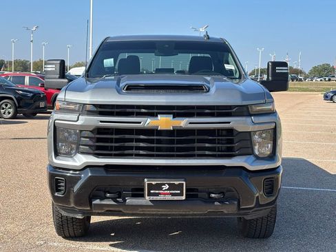 Used 2024 Chevrolet Silverado 2500 Custom w/ Custom Value Package image 3
