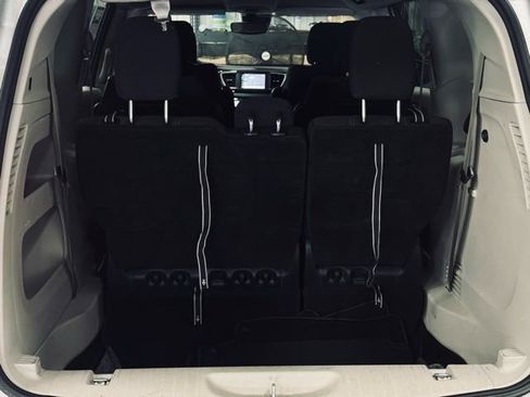 Used 2023 Chrysler Voyager LX image 10