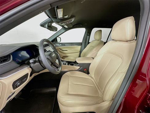 Used 2024 Jeep Grand Cherokee Limited image 22