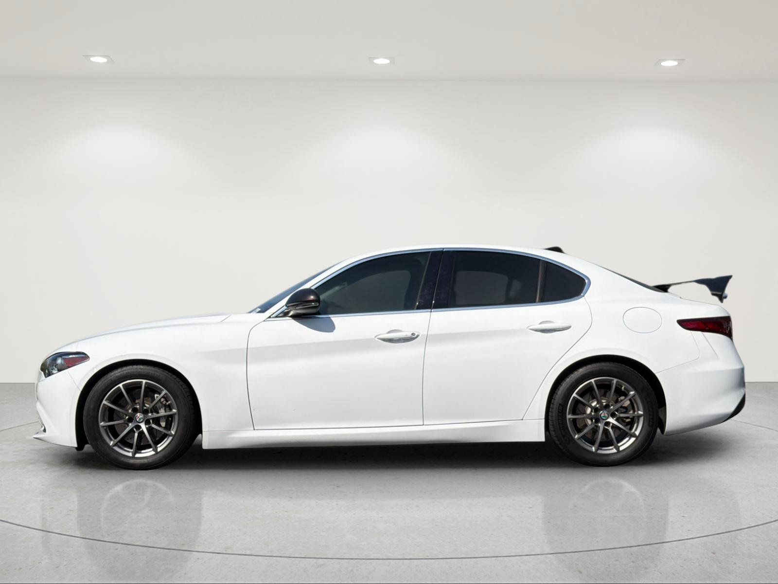 Used 2017 Alfa Romeo Giulia RWD image 2