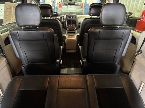 Used 2017 Dodge Grand Caravan SXT FWD image 13