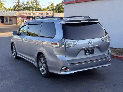 Used 2017 Toyota Sienna SE FWD image 4