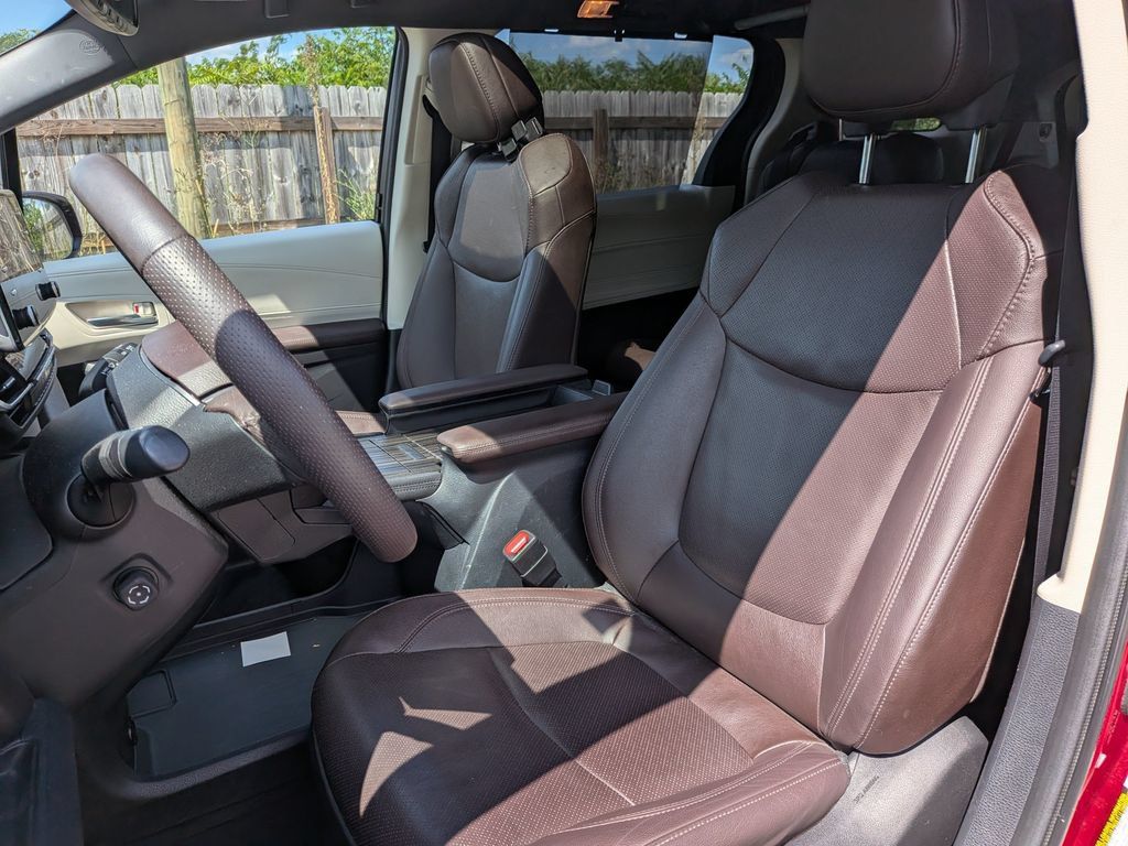 Used 2021 Toyota Sienna Platinum FWD image 12